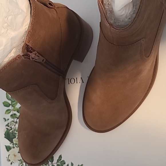 NWT Chelsea & Violet - Tan Suede Booties  size 7m - Picture 3 of 3